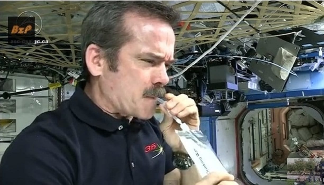 Descubre cómo los astronautas reciclan el agua y orina para hidratarse