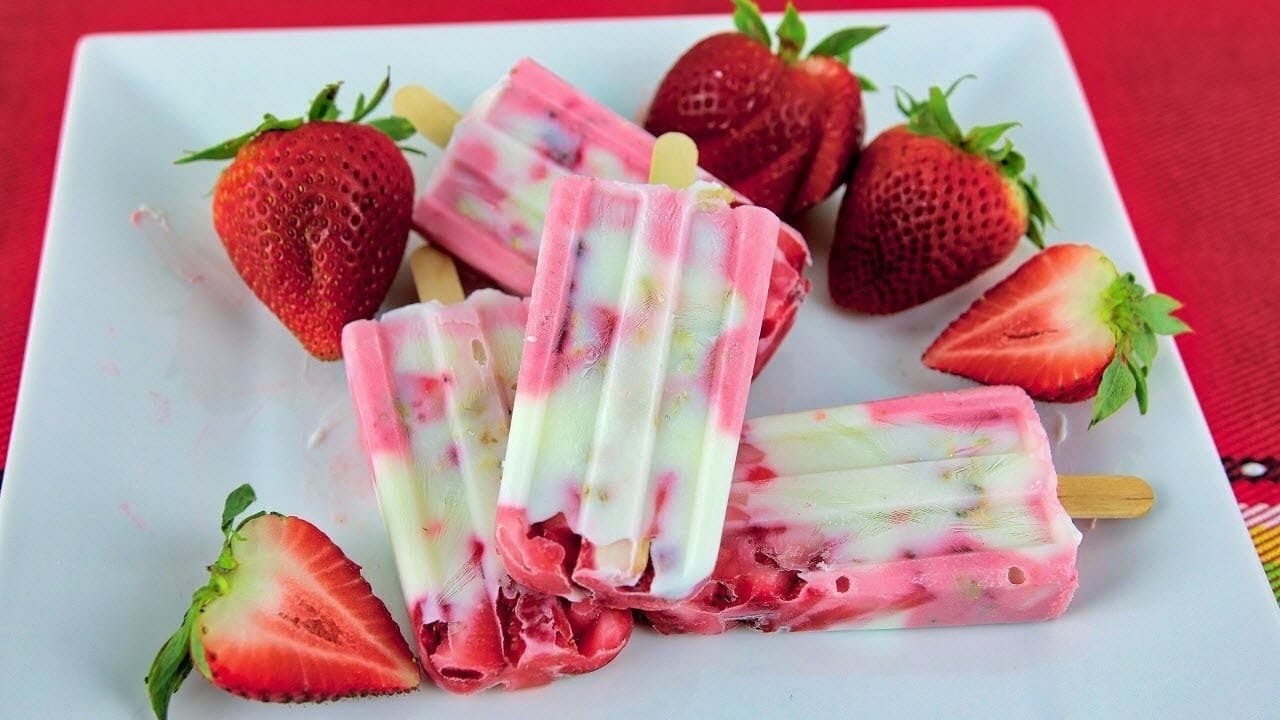 Sorprende a tu familia preparando estos ricos helados de yogur con fresas