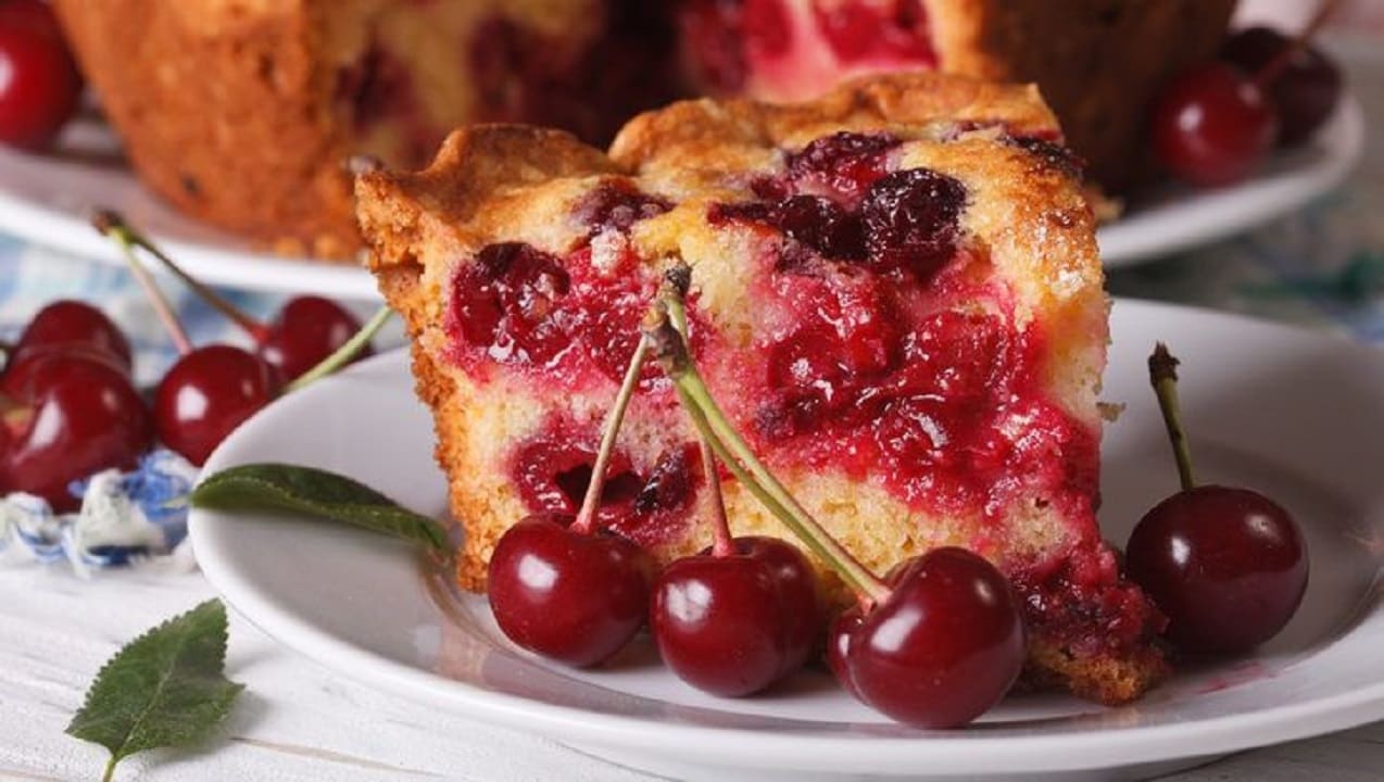 Prepara este delicioso bizcocho esponjoso de frutos rojos con almíbar