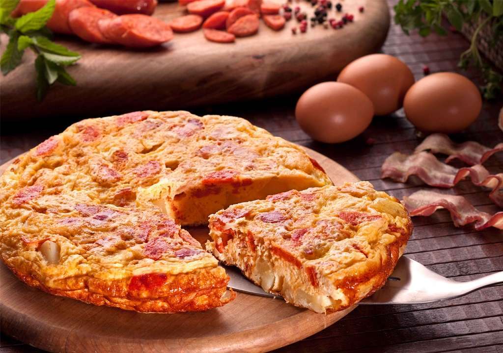 Prepara esta exquisita tortilla española con chorizo para toda tu familia
