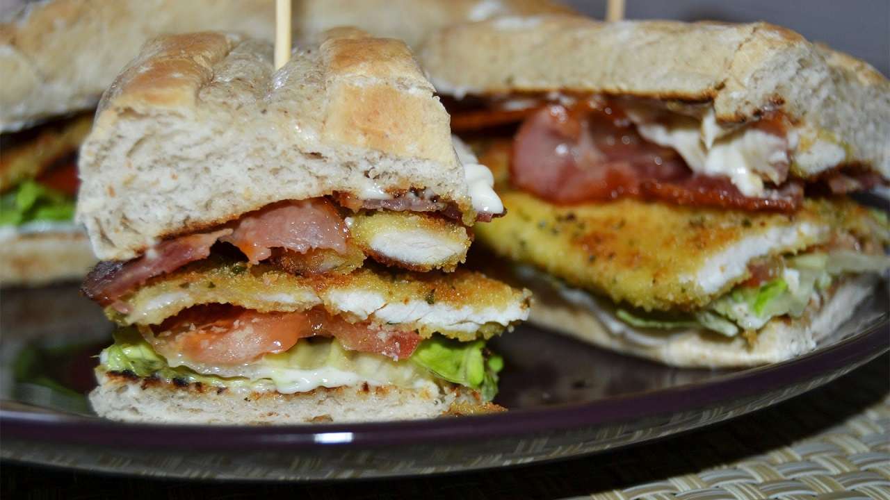 Bocadillo de berenjenas con pollo y mostaza, para un desayuno delicioso
