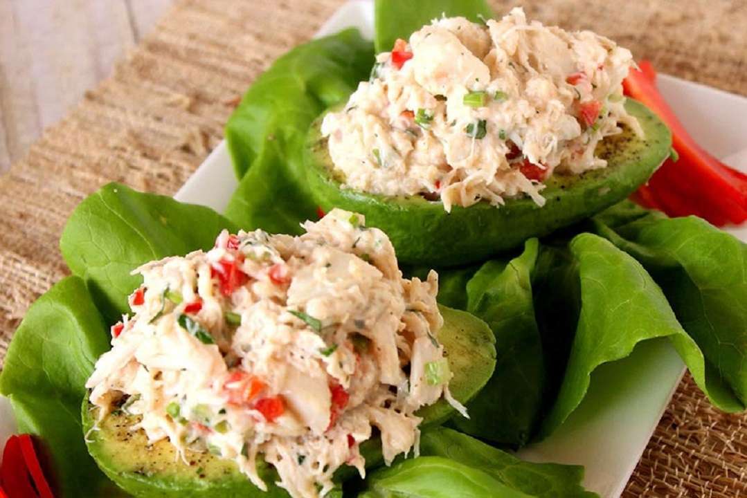 Prepara estos ricos y saludables aguacates rellenos con ensalada de pollo