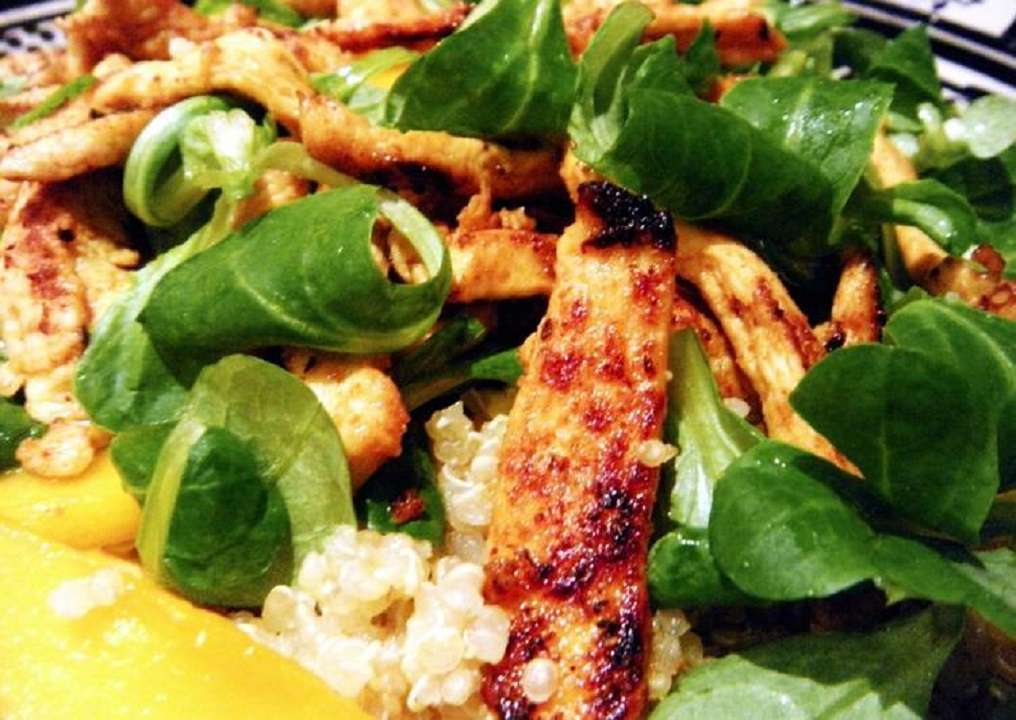 Disfruta esta deliciosa ensalada de canónigos con pollo