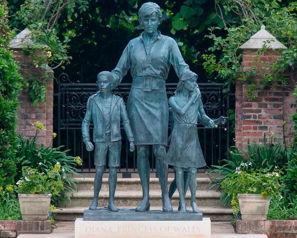 Los príncipes Guillermo y Enrique desvelan la estatua de la princesa Diana