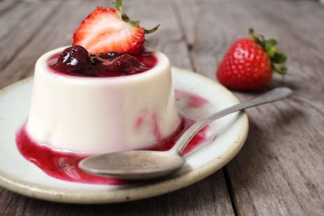 Panna cotta de frutos rojos, un rico postre al estilo italiano