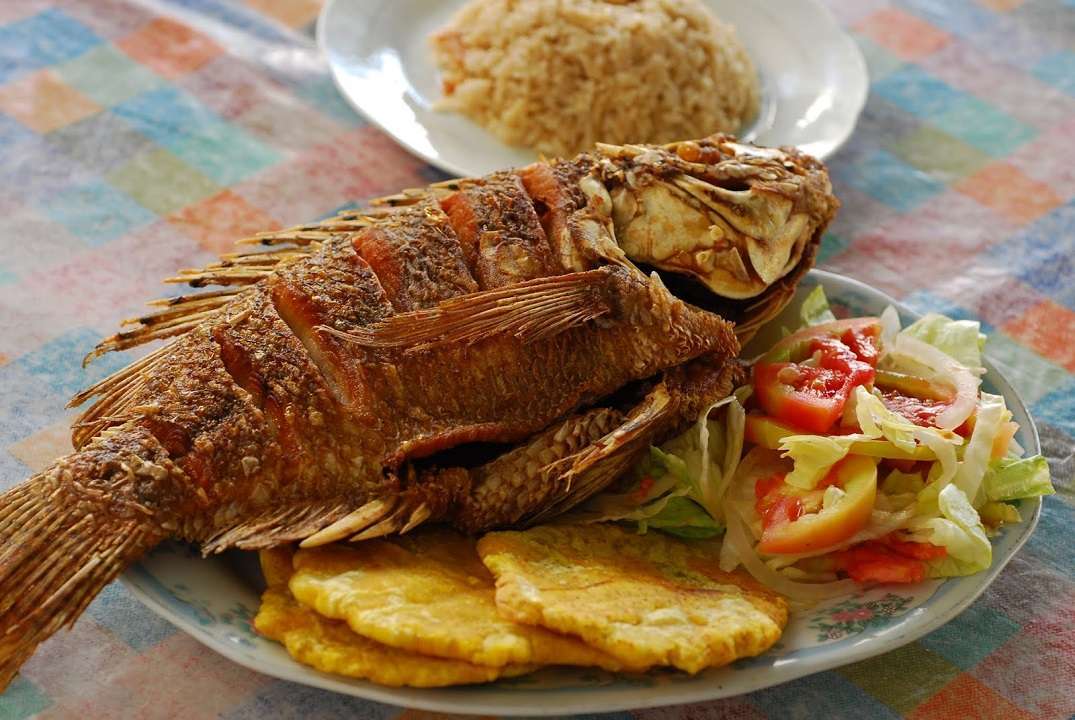 Atrévete y prepara este delicioso pescado frito con patacones y salsa
