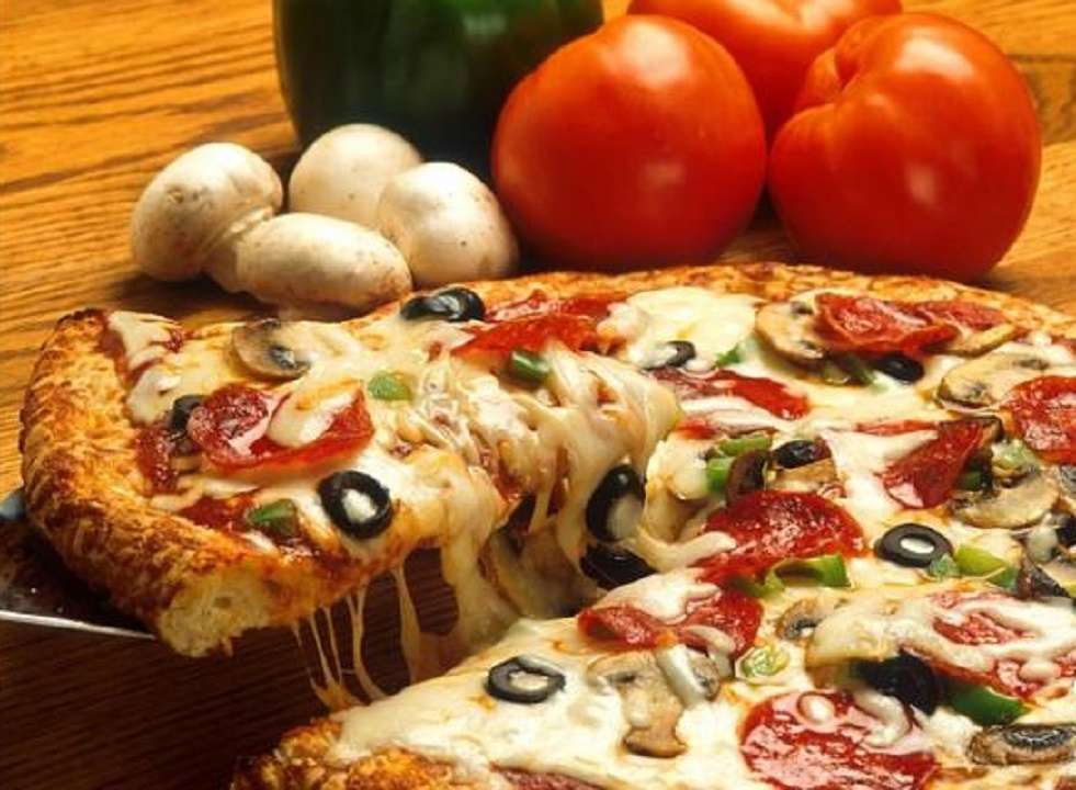 Deliciosa pizza mediterránea de jamón, canónigos y mermelada de higos