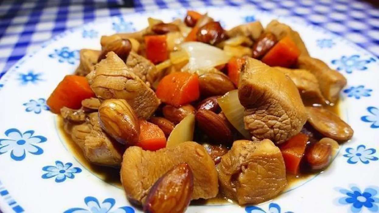 Prepara esta sabrosa receta de pollo con almendras, al estilo chino