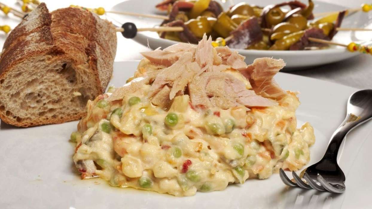Ensalada de atún con vegetales: sabroso plato para un almuerzo nutritivo