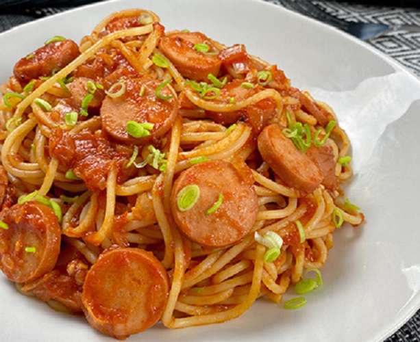 Espaguetis con salchichas