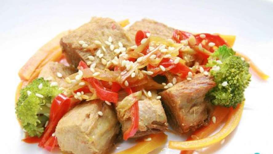 Atún sudado con vegetales