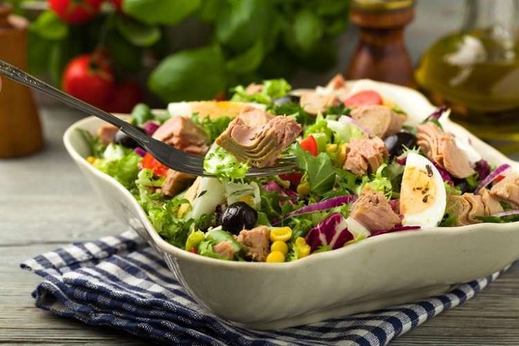 ensalada de atún con vegetales
