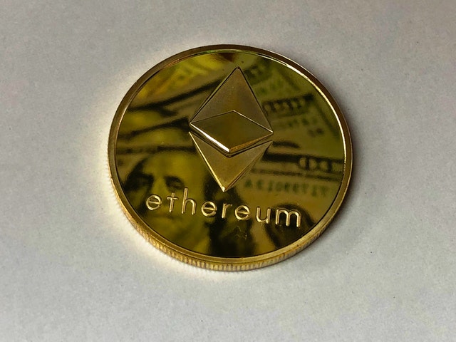 NFT (Non Fungible Token)