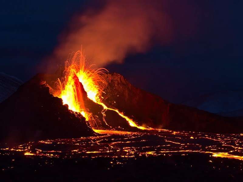 por qué un volcán entra en erupción