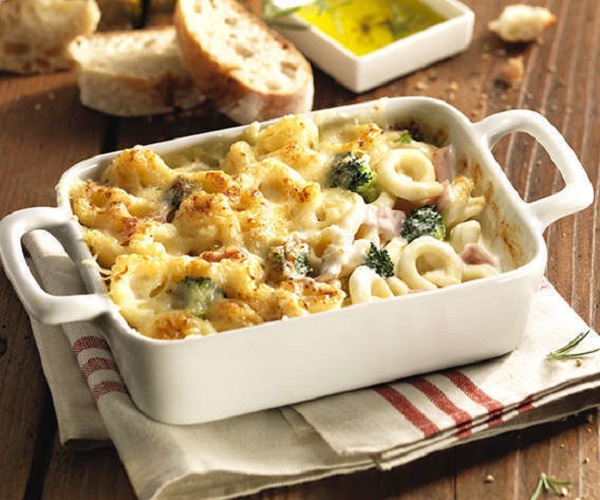 Pasta rellena con brócoli y tocineta