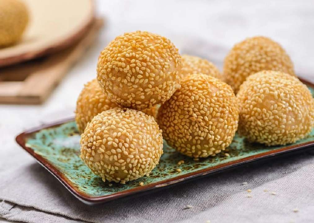 Bolitas de ajonjolí rellenas de queso: deliciosas y fáciles de preparar