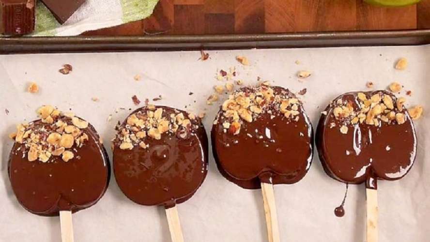 Paletas de manzana verde con mantequilla de maní y chocolate
