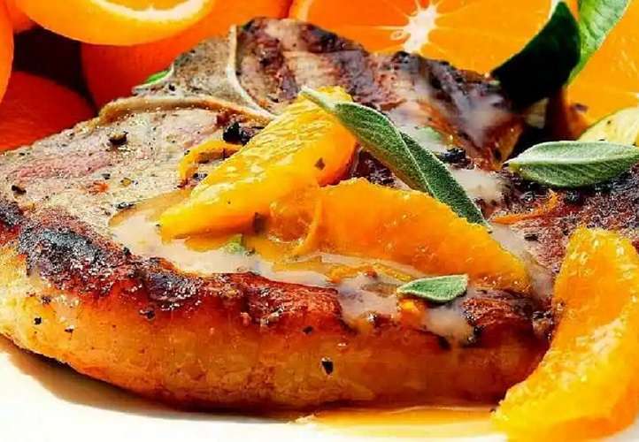 Chuletas ahumadas en salsa de naranja