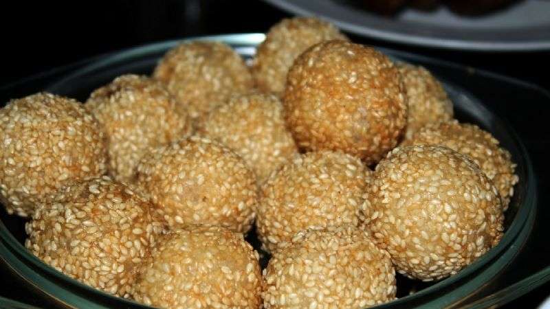 Bolitas de ajonjolí rellenas de queso