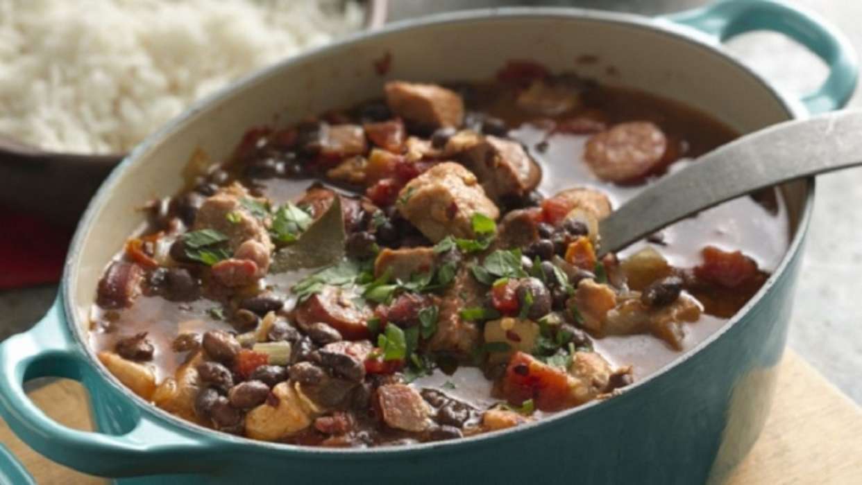 Cerdo salpreso con frijol: nutritivo plato para un almuerzo entre amigos