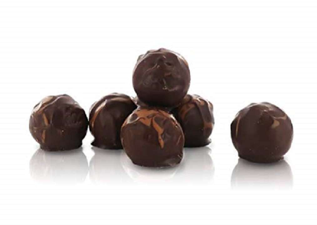 Trufas de almendras bañadas con chocolate: un rico postre para merendar bolitas de chocolate
