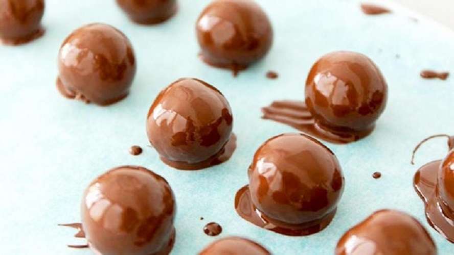 Trufas de almendras bañadas con chocolate