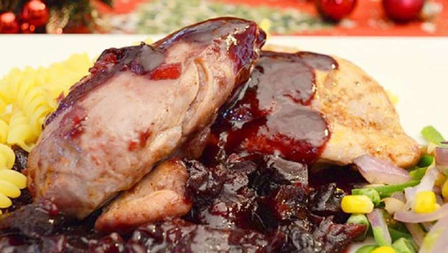 Pavo en salsa de papelón y ciruelas pasas