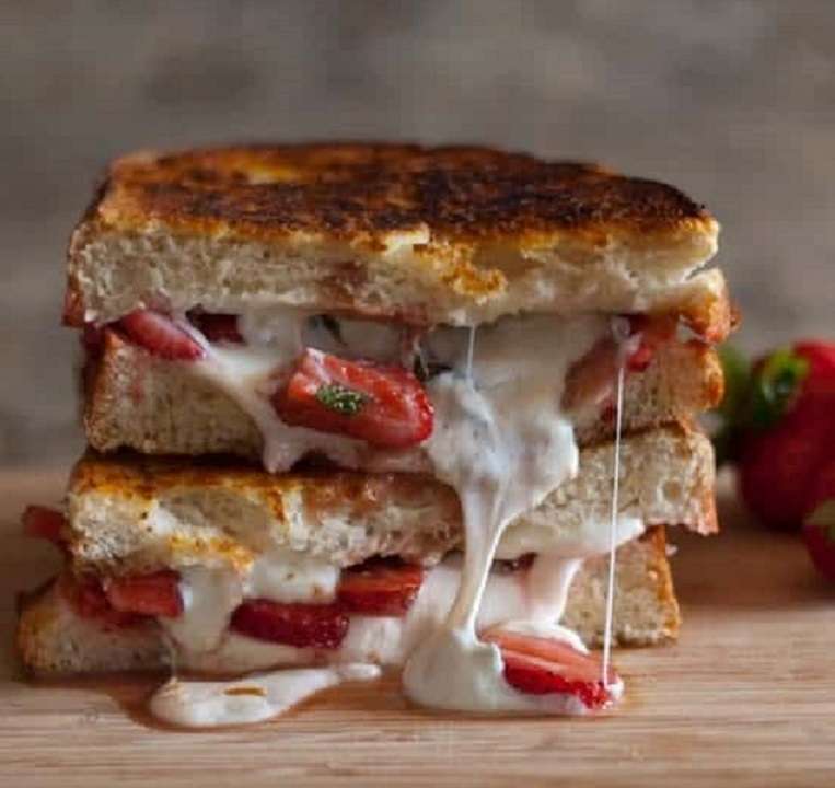 Sándwich de fresas con queso 