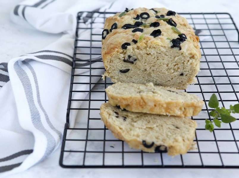 Pan de cerveza, aceitunas y parmesano