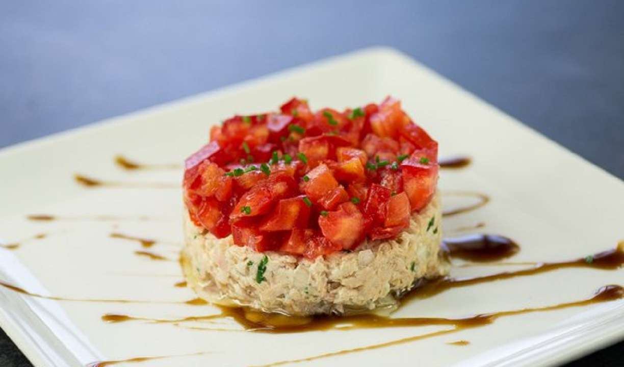 Tartar de tomate con rillette de atún: rico aperitivo para tus fiestas