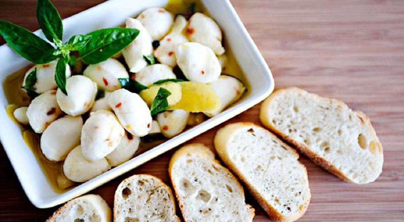 Bolas de mozzarella aliñadas en aceite: sabrosas para comenzar el día