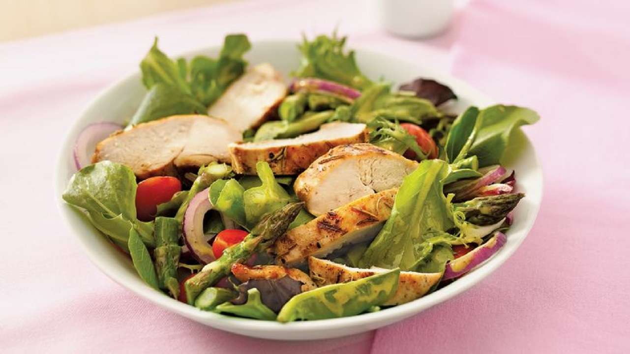 Ensalada de pollo asado: deliciosa y fácil receta para tu desayuno