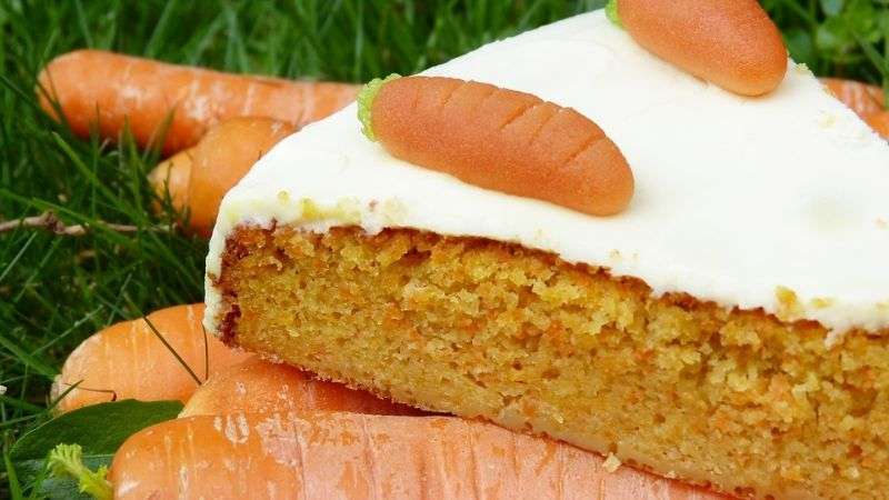 pastel de zanahoria cubierto de queso