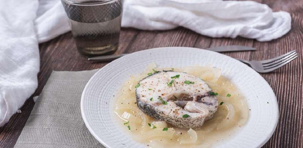 Merluza con cebolla al microondas