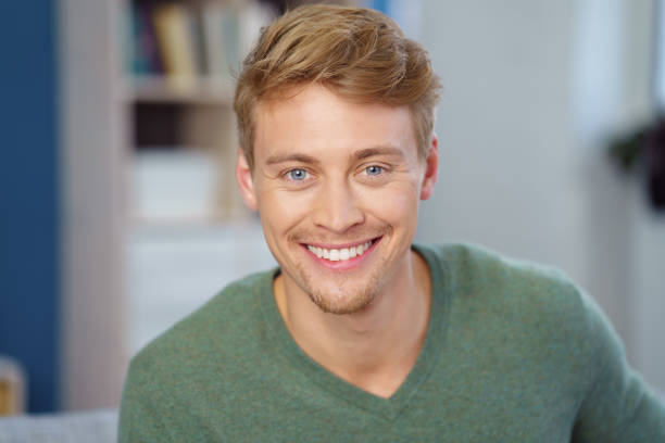 Tener el cabello rubio