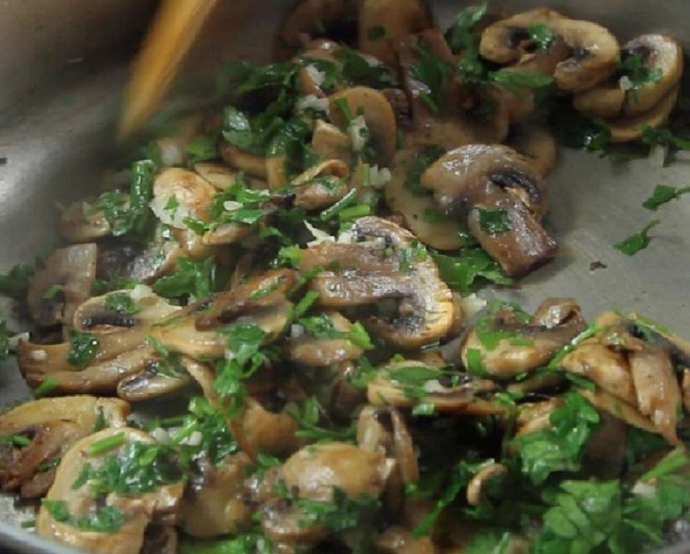 Champiñones salteados con cilantro: rica receta para disfrutar en familia