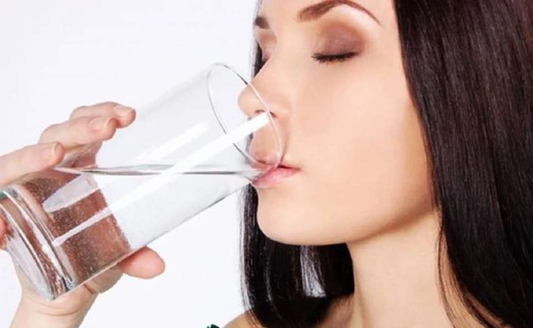 Beber agua en ayunas: conoce los beneficios para una buena salud