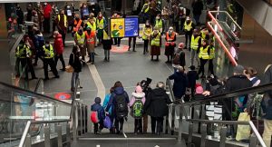 Alemanes reciben a refugiados de Ucrania en la estación central de Berlín