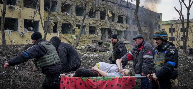 El cirujano Timur Marin le ha relatado a la agencia estadounidense que la mujer tenía la pelvis destrozada y la cadera dislocada. Fue entonces cuando realizaron una cesárea de urgencia, pero el bebé nació “sin signos de vida”. Cuando la mujer fue consciente de que iba a perder al bebé gritó: “Matadme ahora”.