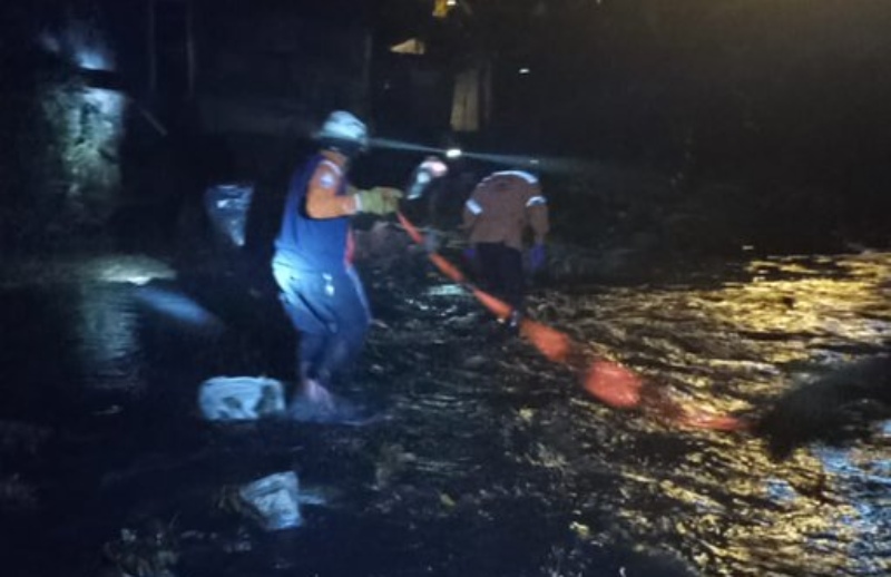 Más de 25 casas afectadas por rotura de tubo matriz en La Guairita