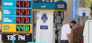 Preocupación en EEUU: Conductores gastan entre 2% y 5% de sus ingresos en gasolina