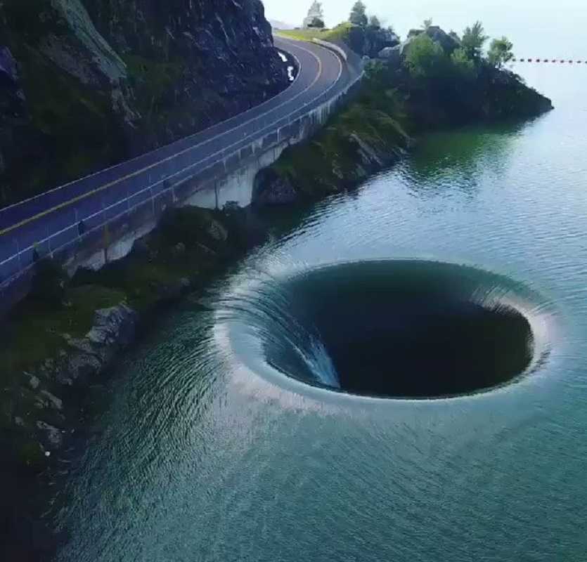 Portal del infierno: extraño agujero aparece en un lago de California