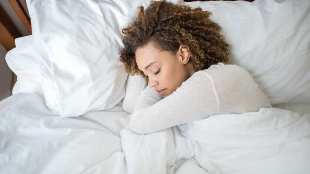 Dormir bien: conoce la mejor hora para irte a la cama, según la Dra. Sajid