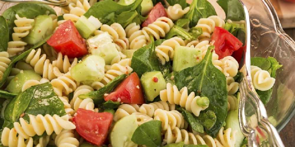 Ensalada de cilantro con pasta y ajíes