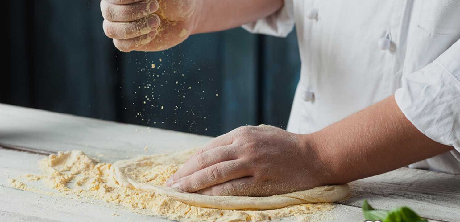 Pizza en casa: estira tu masa siguiendo estos 3 trucos y quedará perfecta