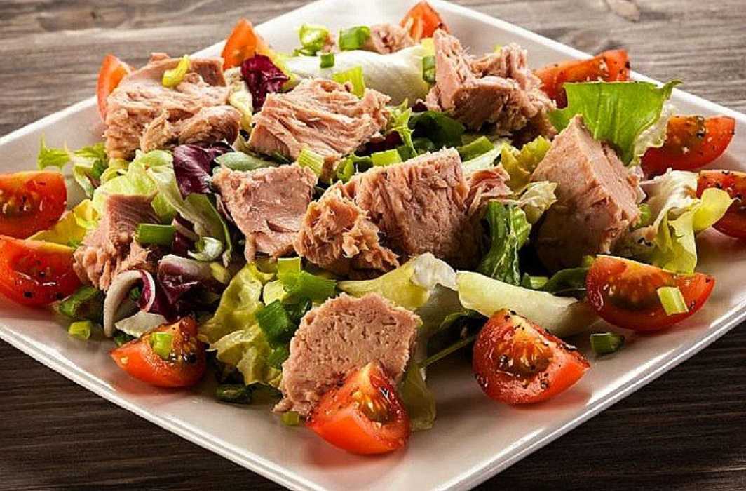Ensalada de atún y aguacate: deliciosa receta para una cena ligera