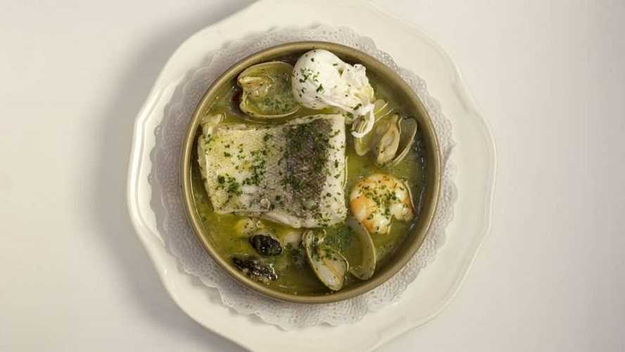 Lomo de merluza sobre salsa verde