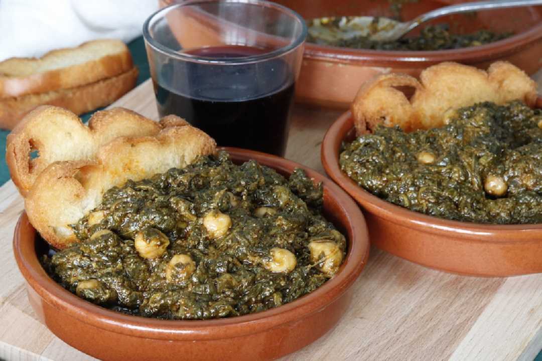 Espinacas con garbanzos: delicioso plato andaluz lleno de sabor