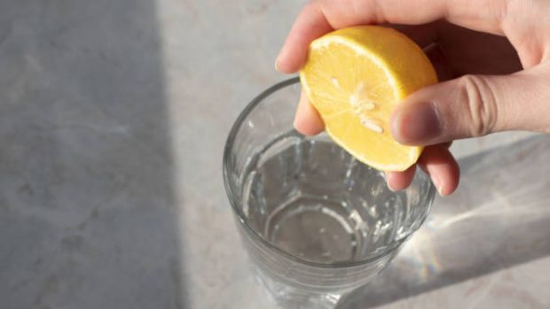 Beneficios del agua tibia con limón