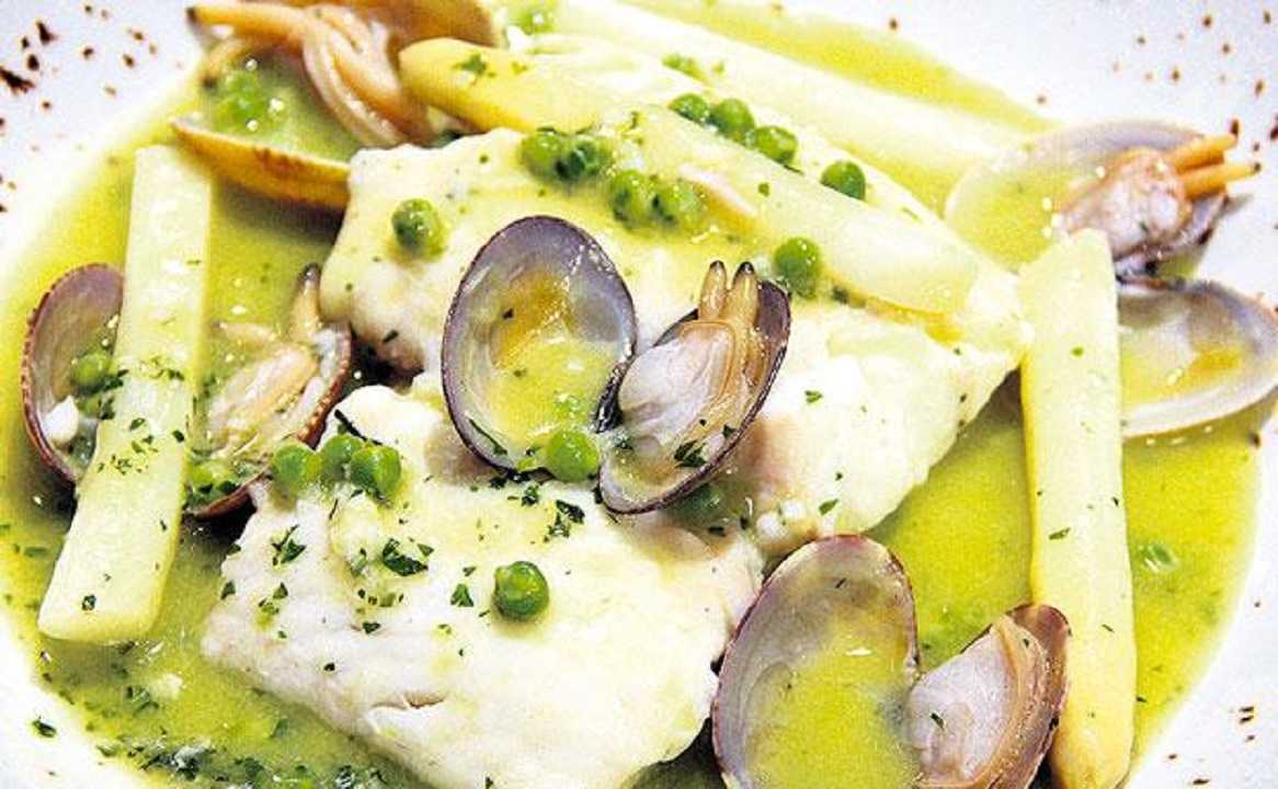 Lomo de merluza sobre salsa verde y puré de espárragos